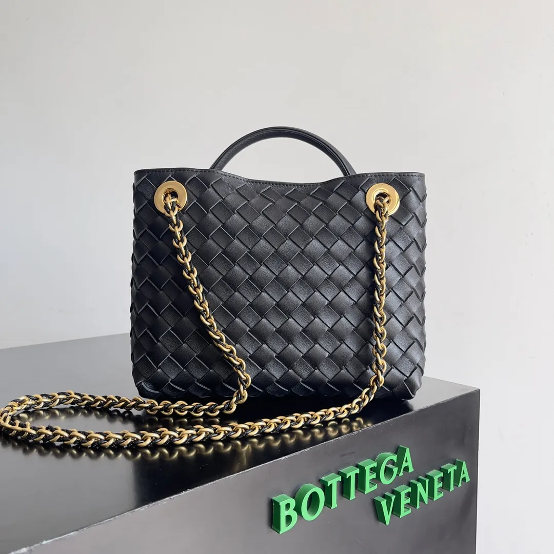 Batch 1960 BOTTEGA VENETA 2024 spring and summer new small ANDIAMO chain bag is also available! 🔥🔥I believe many friends have been waiting for a long time. The metallic chain adds a touch of sophistication to the original softness and elegance of Andiamo. The collision of classic craftsmanship and elegance creates a different kind of beauty. Style number: 786008 Size: 25*22*10.5cm
